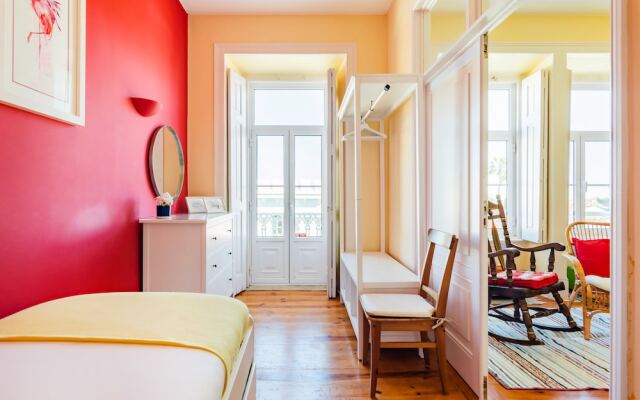 Bright & Beautiful Top Floor Graça Flat