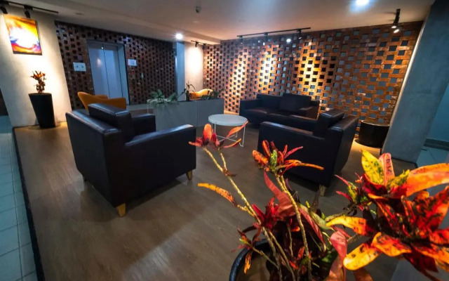 2 bedrooms surrounding natural View and pool