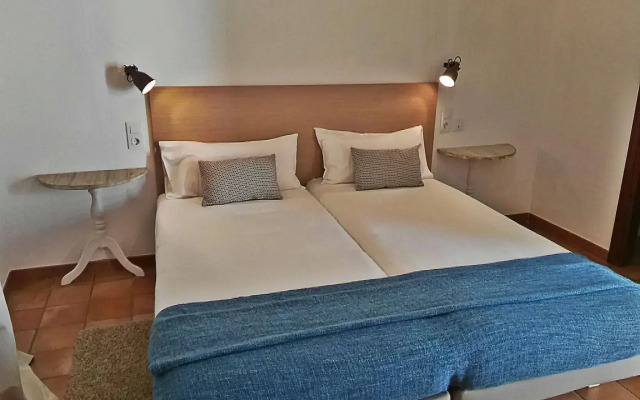 Frenteabastos Hostel & Suites