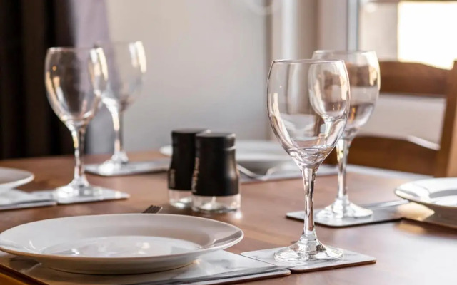 New Superhost Listing: Bright flat nr. University