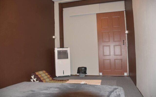 Empo Hostel at 30 Onnut