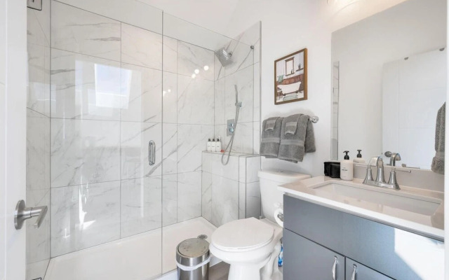 2BR Modern Gem Private Yard by Recreation