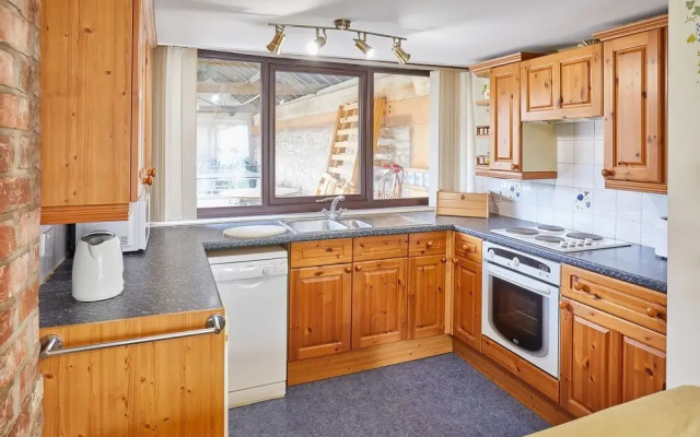 Host Stay Owl in Newton-on-rawcliffe