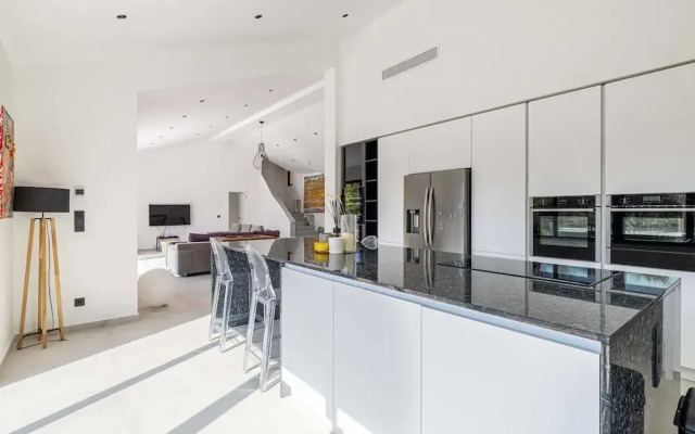 Modern Villa With Heated Pool and Garden