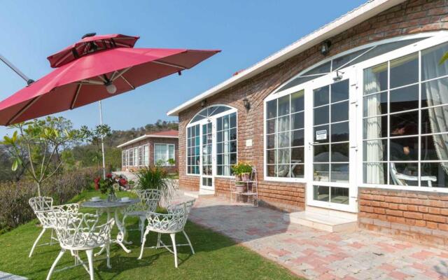 StayVista at Brickwood Hill with Outdoor Infinity Pool & Jacuzzi