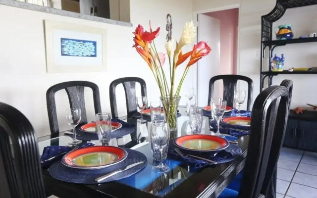 Bella Vista 3 Bedroom Home by RedAwning
