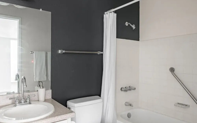 Stylish 1BR Apt Old Town by WanderJaunt