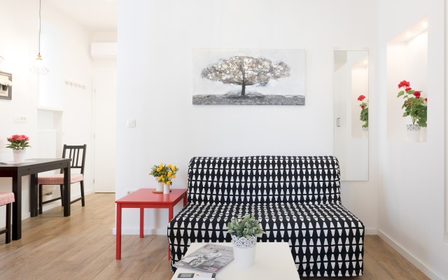 Cute Studio With Beautiful Balcony in the Center!