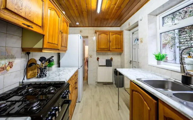 Rochdale Retreat - Spacious 4-bed House 8 Beds