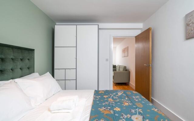 Stunning 3BD Flat, Parking, Sleeps Six, Near Park