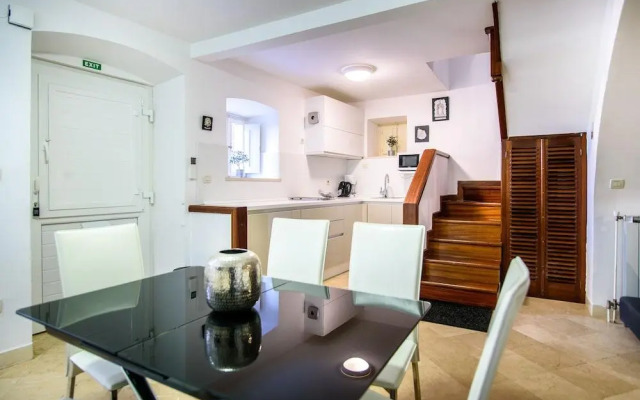 Luan Old Town Apartment by Duhomes