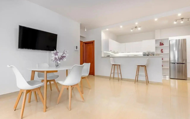 Central Luxurious Apartments Close to the Sea