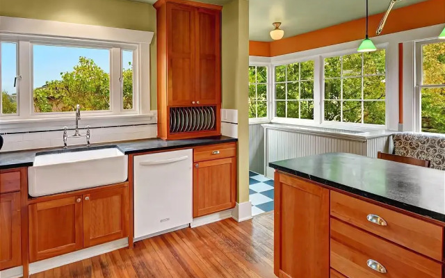 Phinneywood Bungalow - Two Bedroom Home with Fireplace