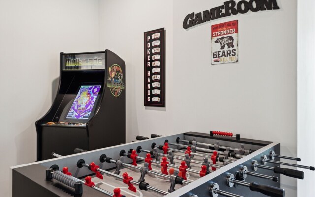 Sunset Chalet 2 Bedroom Cabin by RedAwning