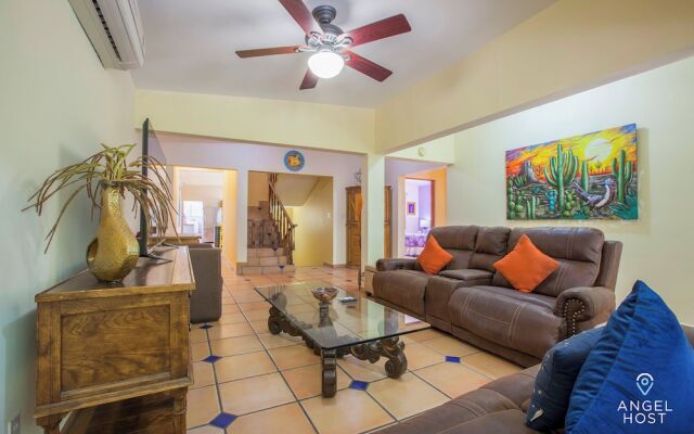 Cozy Stay 2 blocks from the beach