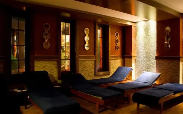 Adella Side Hotel