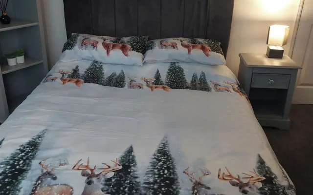 Knotty Ash - 3 Beds - Sleeps 6 - On-site Parking