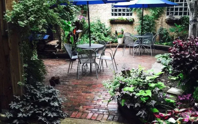 House 5863- Chicago's Premier Bed and Breakfast