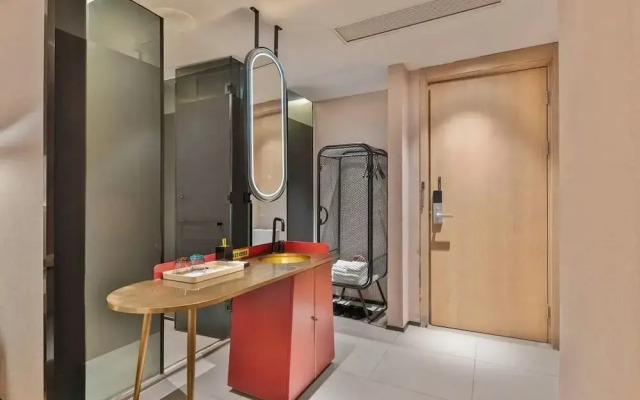Lw International Hotel