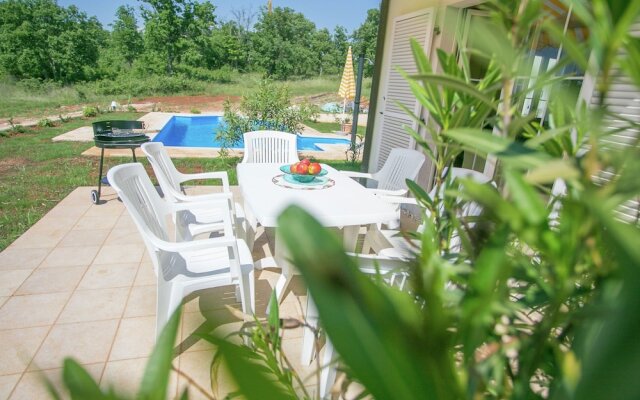 Family House in Quiet Peacefull Location, Private Pool and BBQ in Garden
