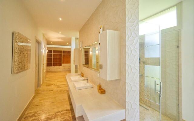 Modern Villa With Ocean View and Service Staff
