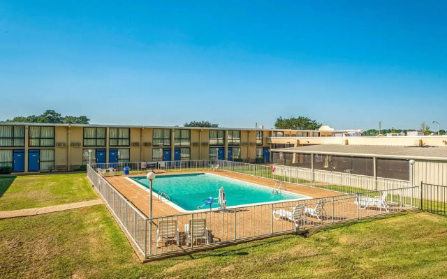 Motel 6 Henderson, TX