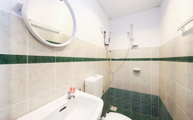 Azimaju Guesthouse by OYO Rooms