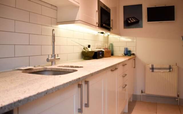 2BD Seafront Flat w Tasteful Decor & Large Garden