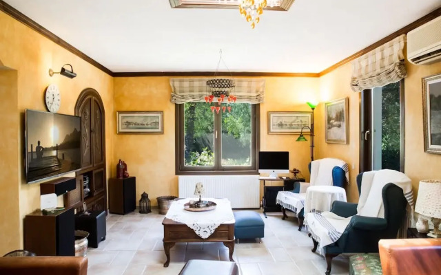 Important Group Villa Costa