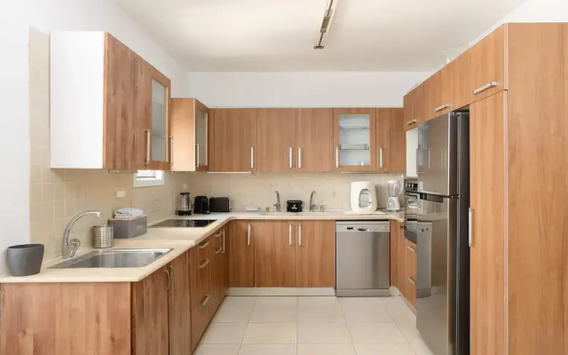 Bright and Fresh Family Home near Beach