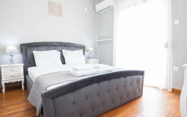 Modern apt with Increbilbe Athens Views
