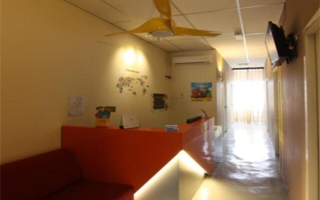 Warm Blanket Hotel - Hostel