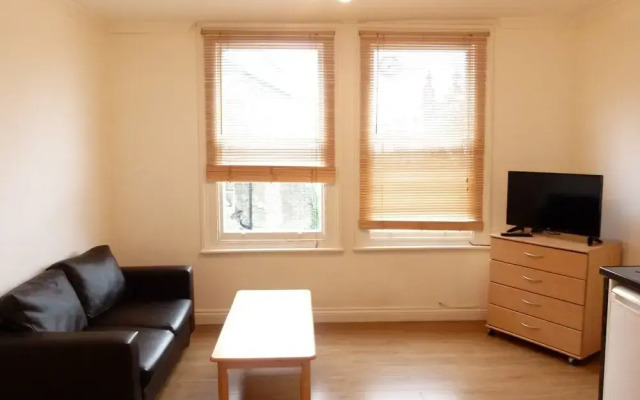 SS Property Hub - Family Apartment in Kensington