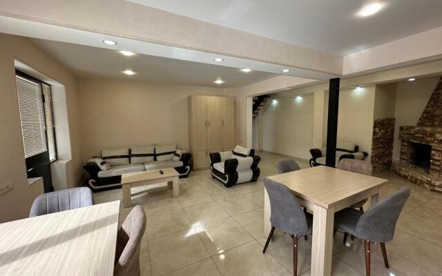 5 Bedrooms House