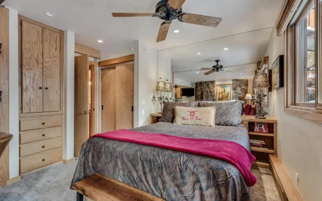 Laurelwood Condominiums Studio Premier Unit 305