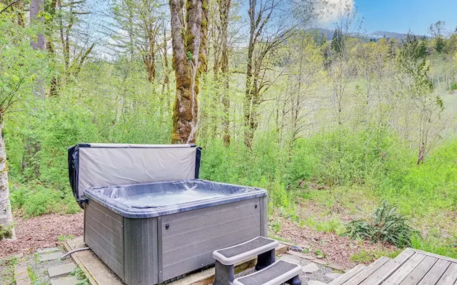 Riverfront Skykomish Cabin w/ Private Hot Tub!