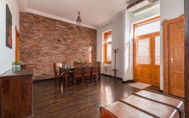 Supercentral Spacious Apartment