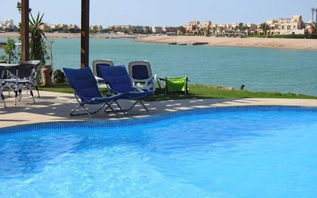 Unique 4-rooms villa w/private pool, beach & dock.