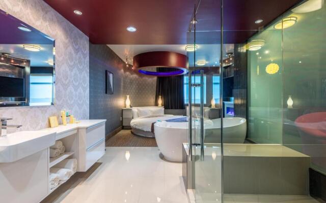 Applause Hotel by CLIQUE