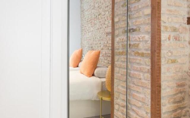 Te1A-El Teatro Brick Wall Suite Prime Location