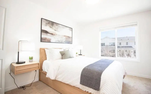 Luxurious 3 Bedroom Townhouse Free Parking and Wifi