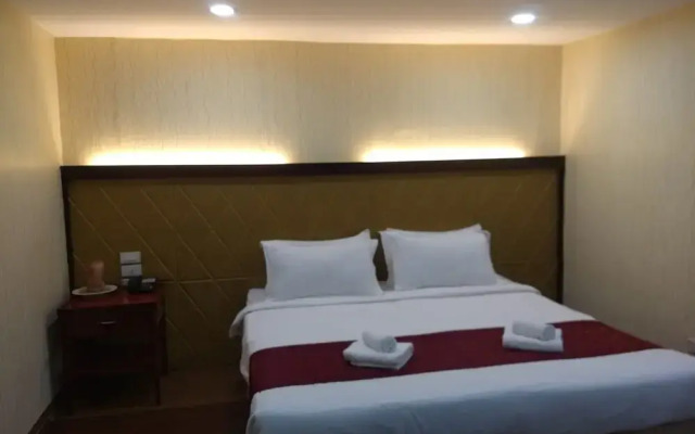 Vaccinated Staff - Capital O 824 Chinatown Lai Lai Hotel
