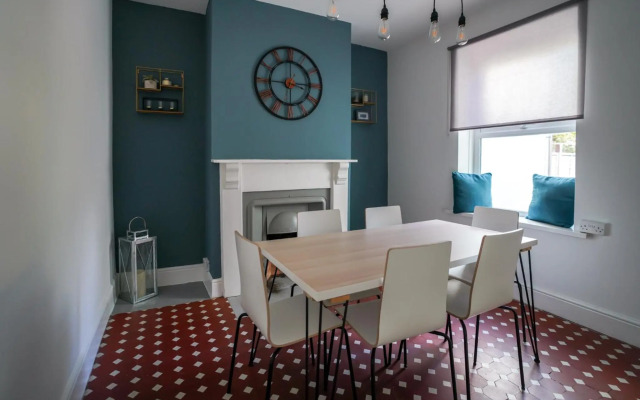 Planet St - Whole House with Parking