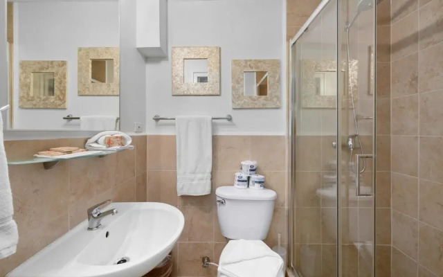 Gold Coast Townhome w Pools GYM 24 7 Security