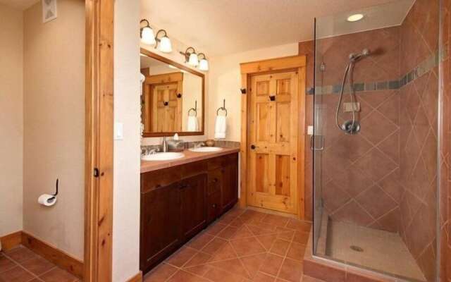 Private 3 Bedroom Townhome Located in East Keystone With Access to a Firepit, Hot Tub, and Billiards