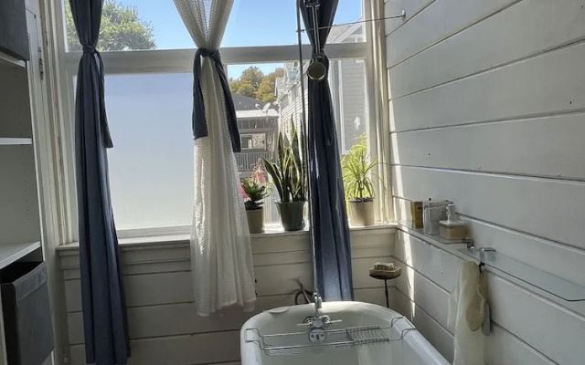 B-Love's Guest House