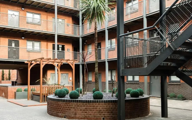 The Warehouse Loft - Trendy Converted Warehouse 3bdr