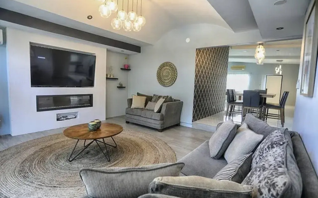 Pool and Jacuzzi Vacation Home