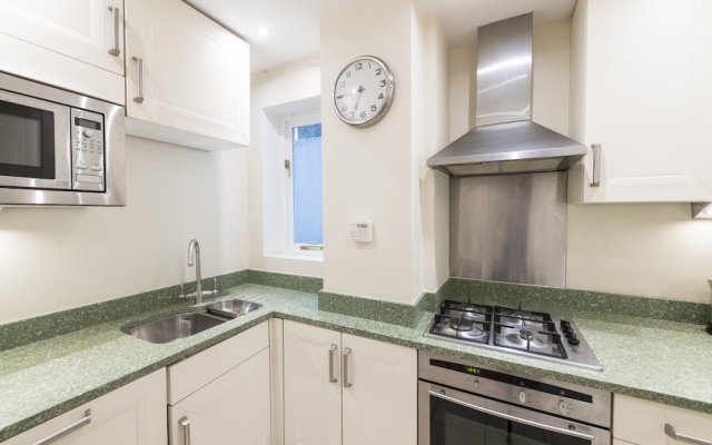 Large 2 Bedroom Flat in Victoria - Zone 1
