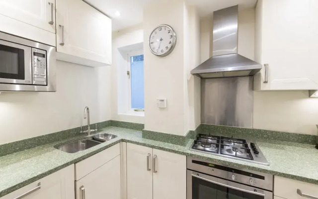 Large 2 Bedroom Flat in Victoria - Zone 1